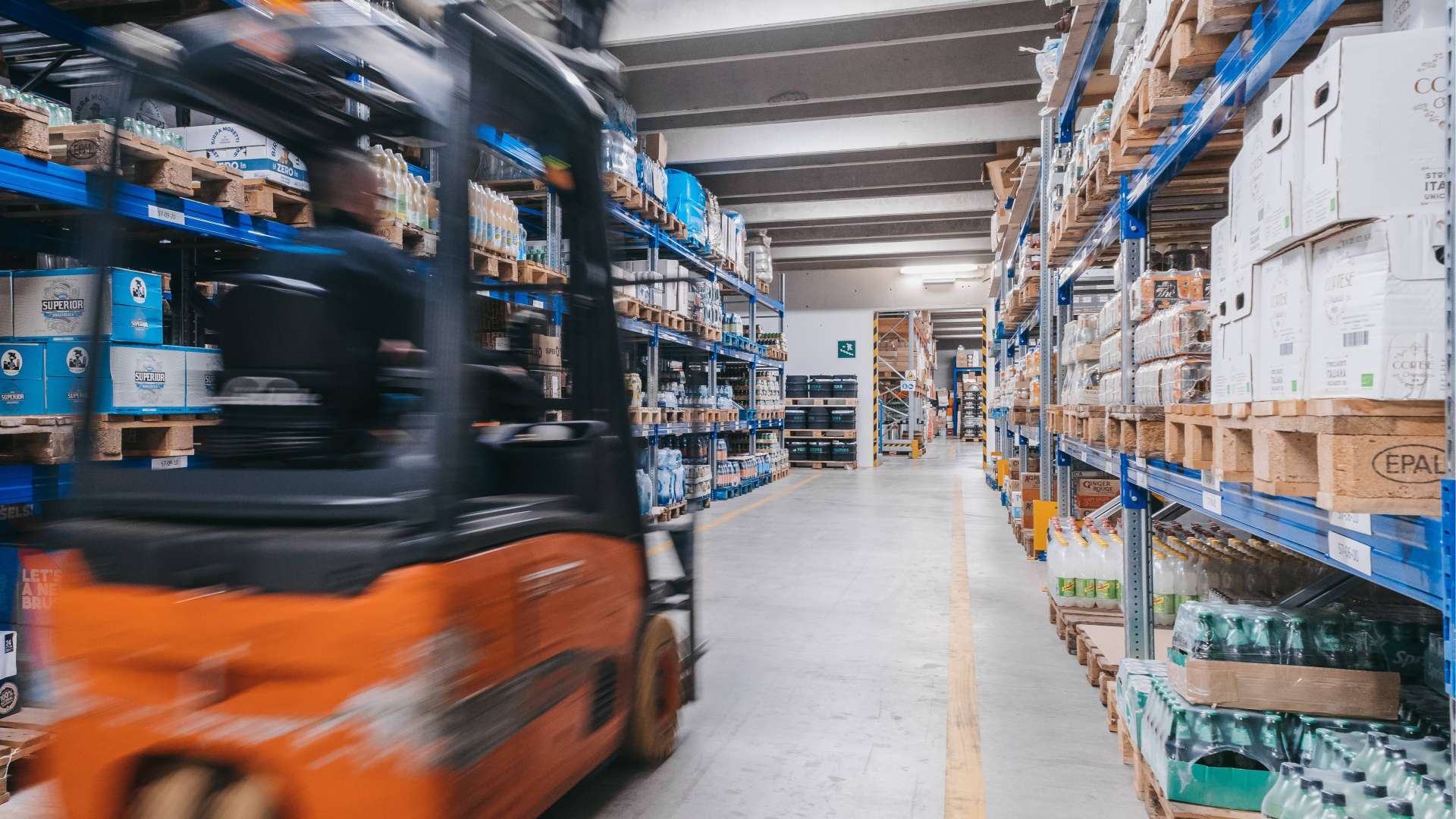 Movimentazione bevande all'interno del magazzino di PD Distribuzione con muletto