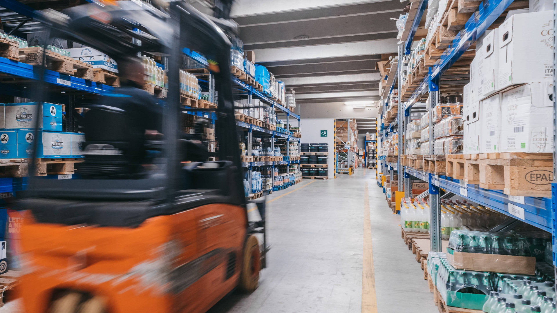 Movimentazione bevande all'interno del magazzino di PD Distribuzione con muletto