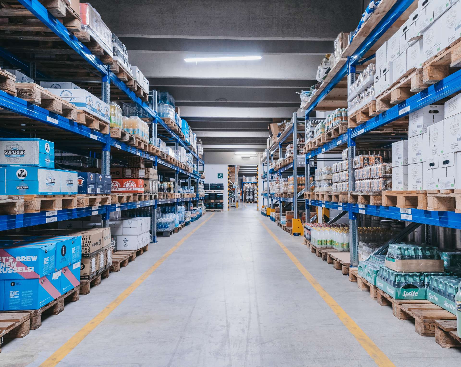 Foto del magazzino di PD distribuzione con scaffali e pallet delle birre one way.