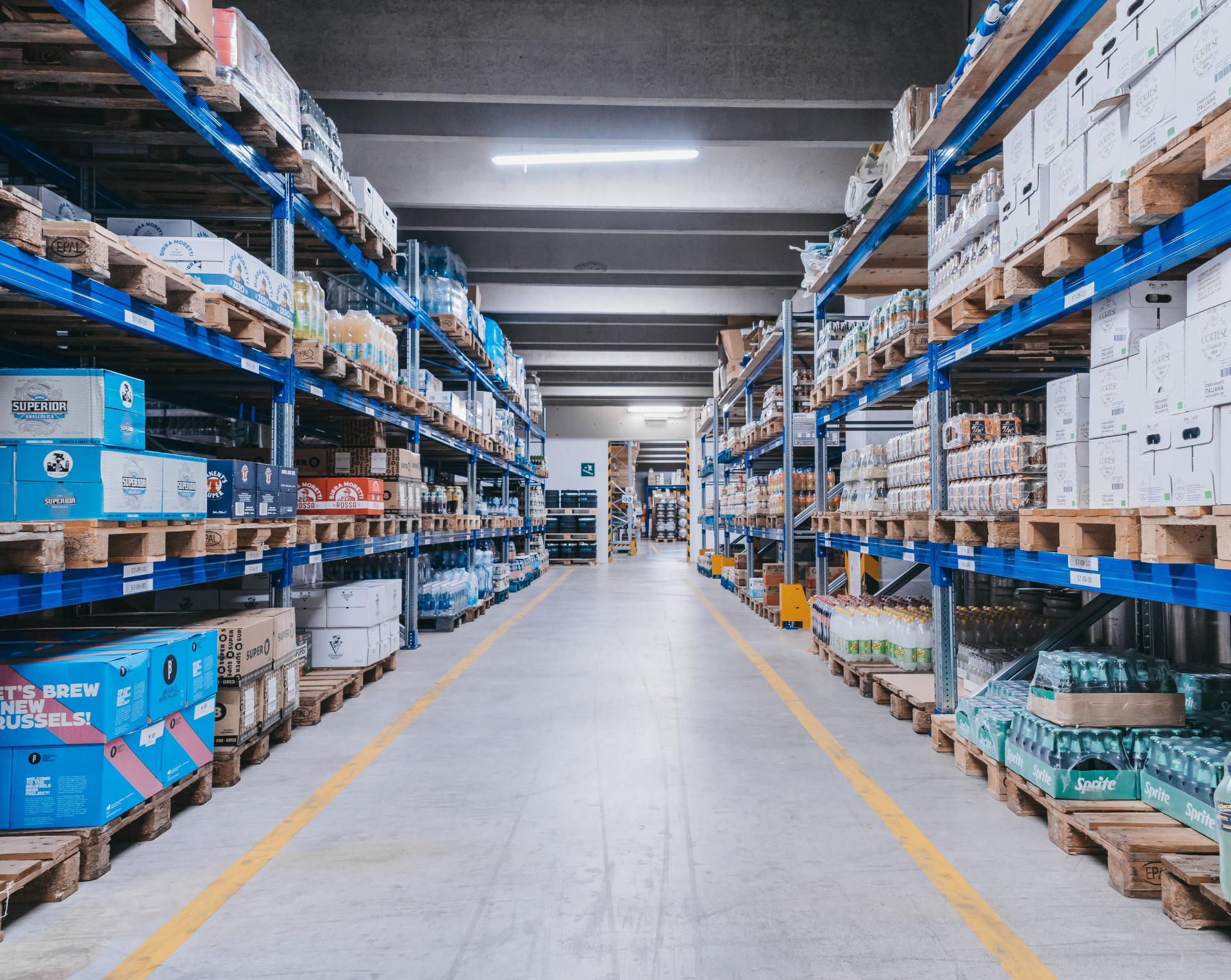 Foto del magazzino di PD distribuzione con scaffali e pallet delle birre one way.