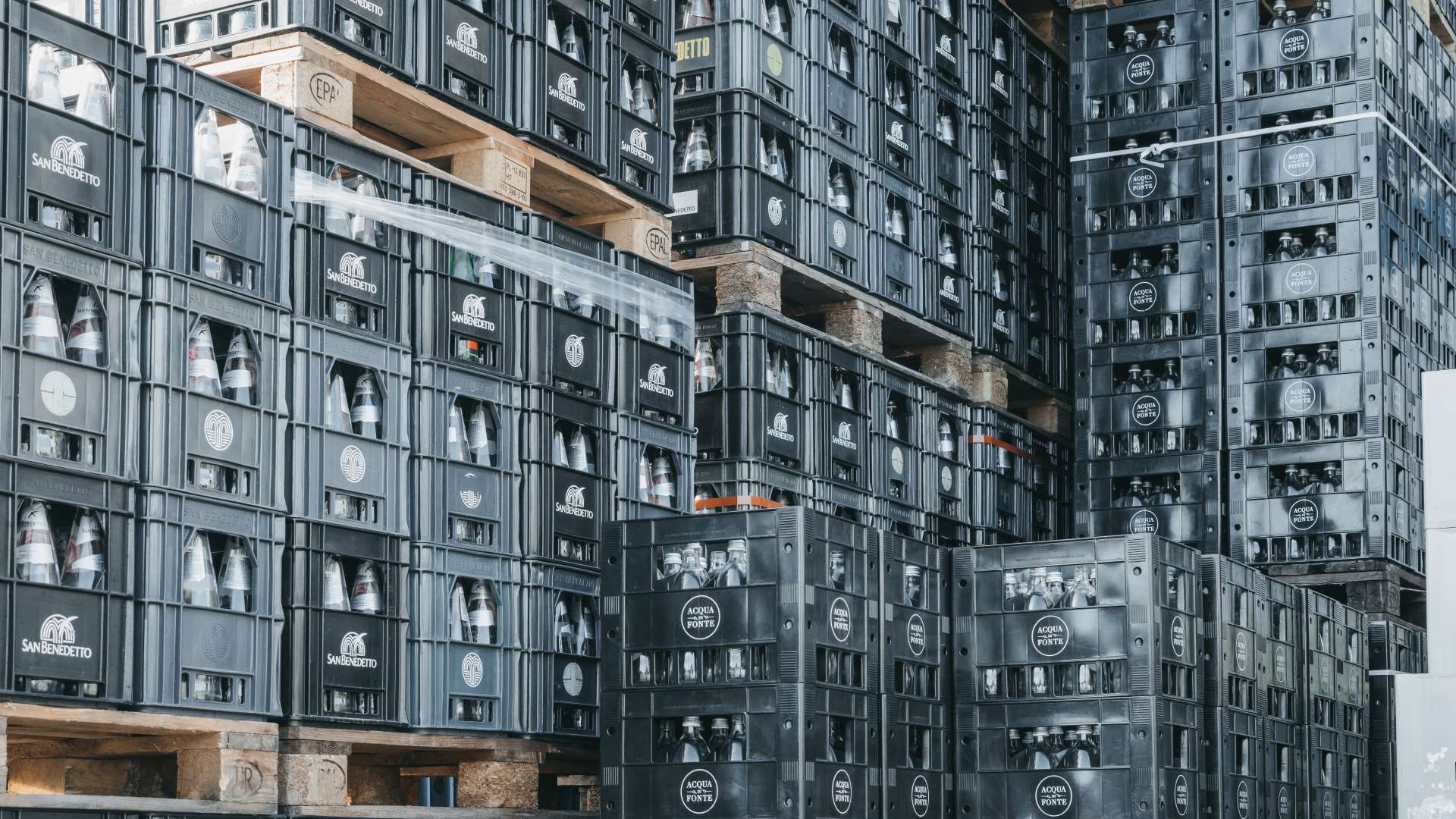 Cassette di acqua pronte per la distribuzione porta a porta di PD Distribuzione