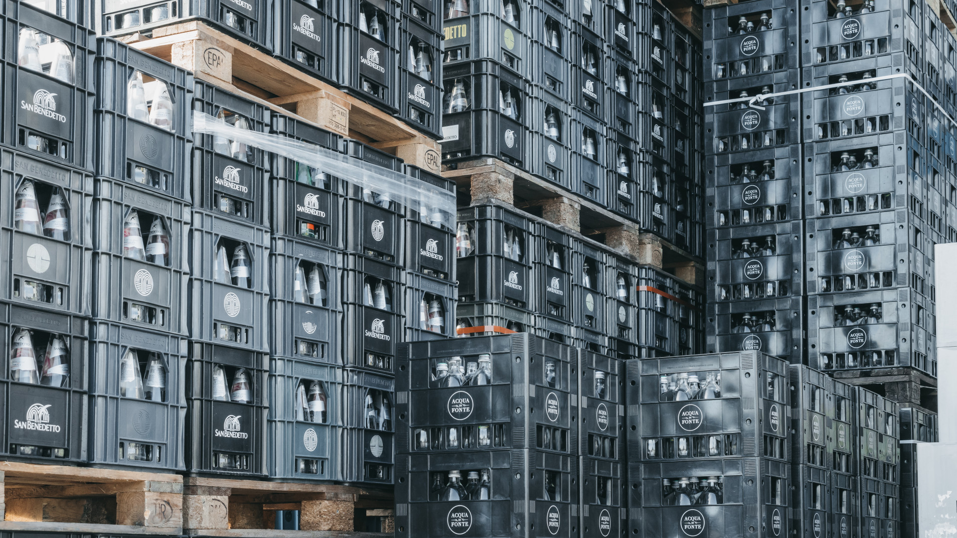 Cassette di acqua pronte per la distribuzione porta a porta di PD Distribuzione