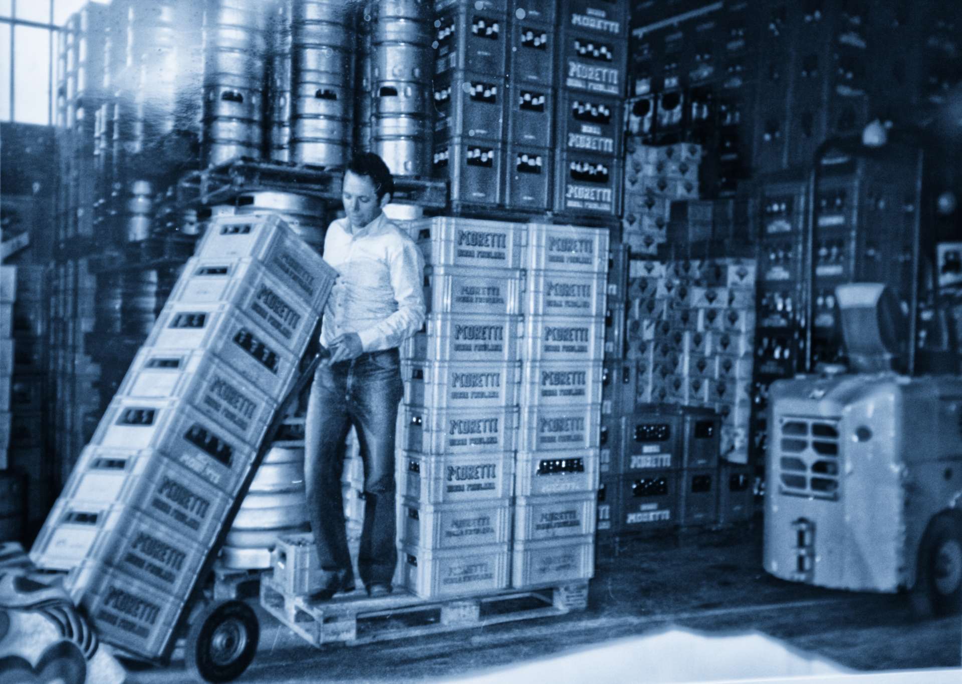 Danilo Pozzebon il fondatore di PD Distribuzione mentre sposta bevande in magazzino, foto di archivio.