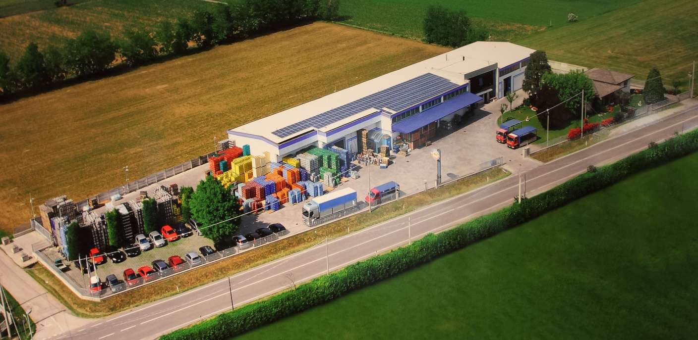 Foto aerea dell'azienda PD Distribuzione con vista su capannone e parcheggio.