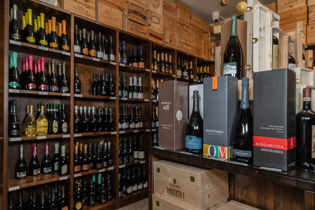 Scaffali del punto vendita PD Distribuzione dedicati ai vini.