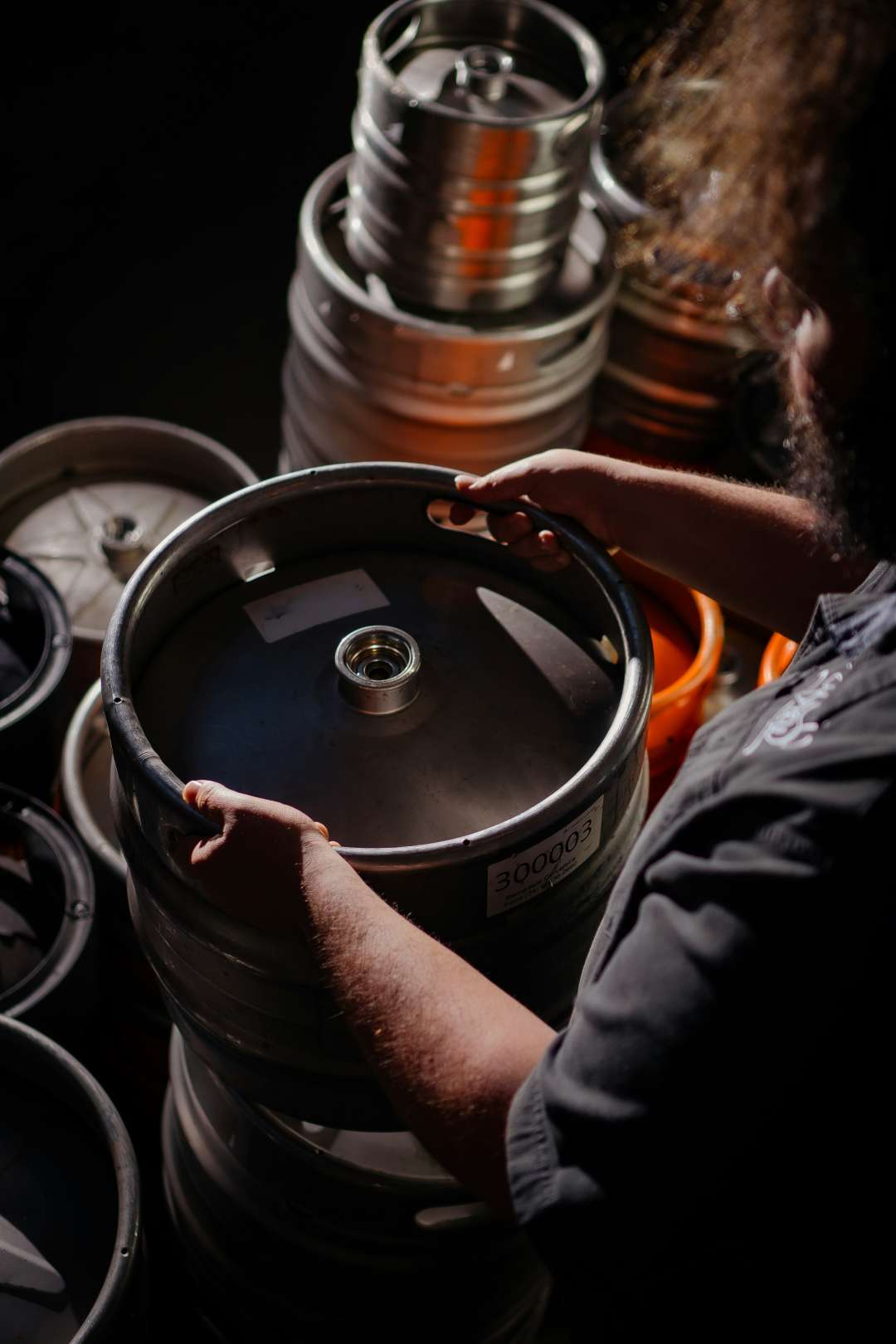 Movimentazione di fusti di birra nel punto vendita di PD Distibuzione.