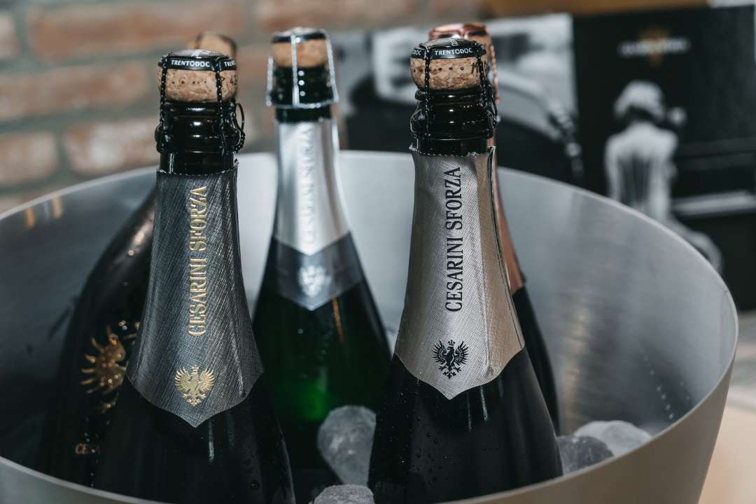 Dettaglio di bottiglie di vino spumante dentro una boule.