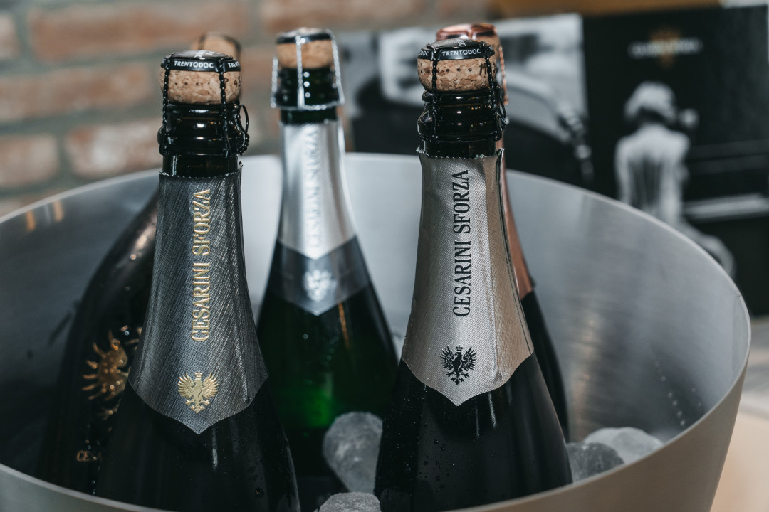 Dettaglio di bottiglie di vino spumante dentro una boule.