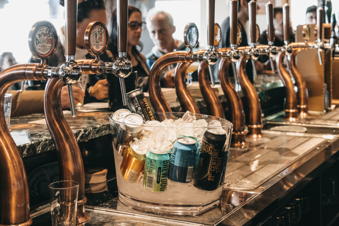 Spine di birra e lattine con prodotti di PD Distribuzione.