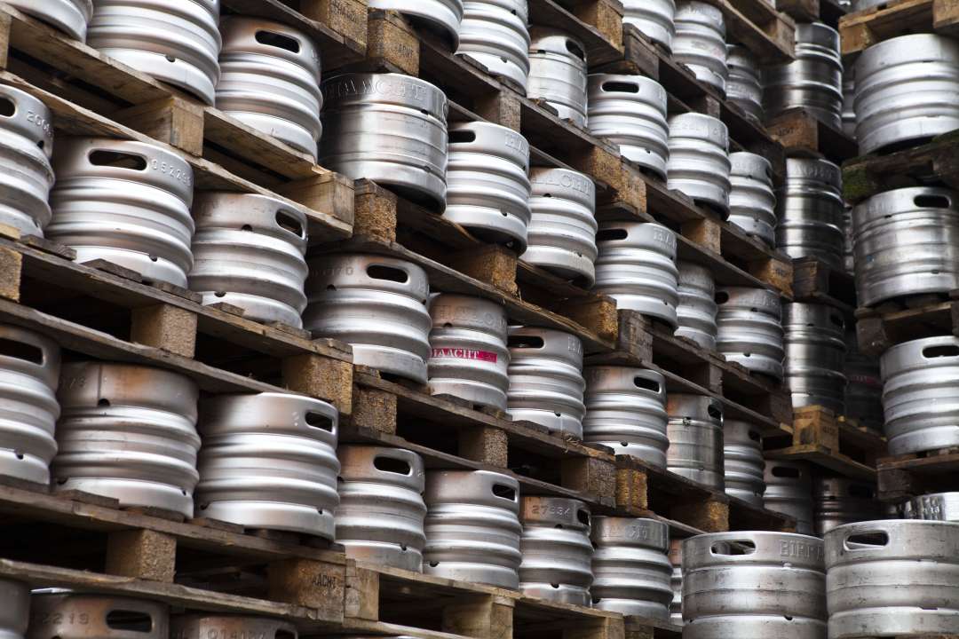 Fusti di birra impilati nel magazzino di PD Distribuzione.