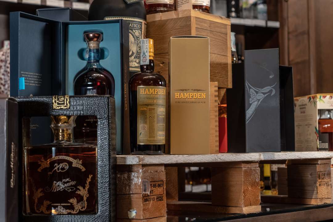 Spazio nel negozio PD Distribuzione dedicato ad una selezione di Rhum di pregio.