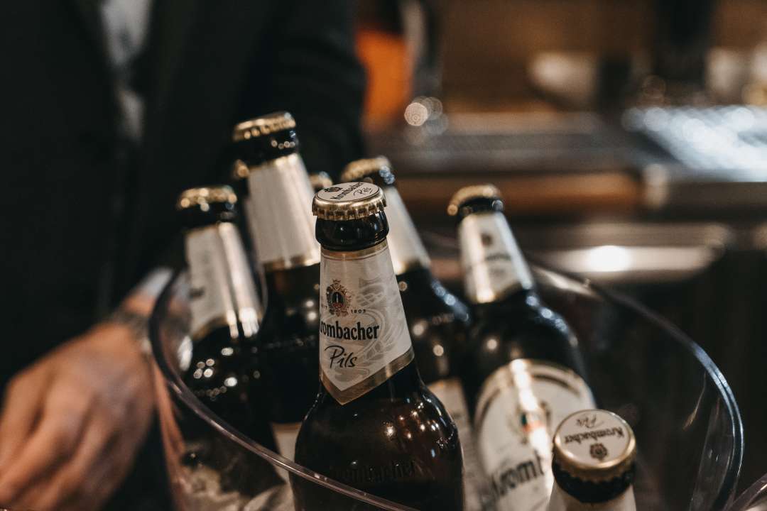 Dettaglio di una boule con bottiglie di birra Krombacher.