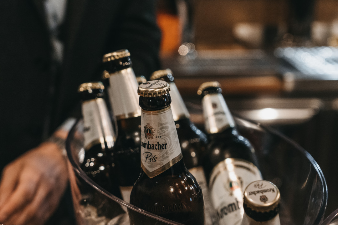 Dettaglio di una boule con bottiglie di birra Krombacher.