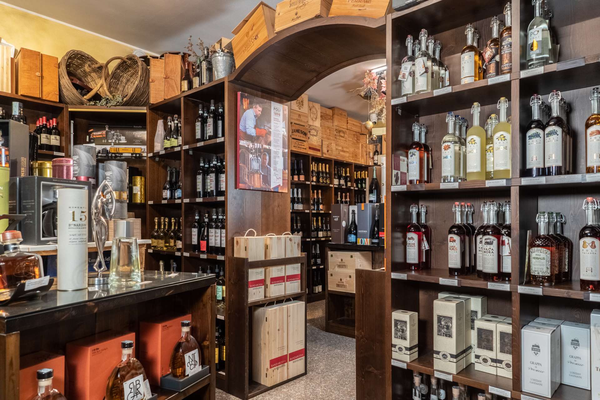 Punto vendita PD Distribuzione, vista su tutti i prodotti negli scaffali.