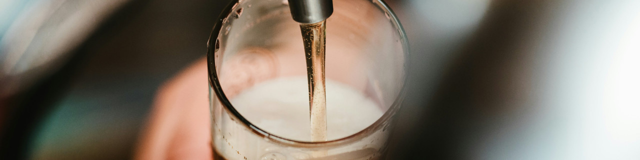 Birra che viene spinata, dettaglio, PD distribuzione.