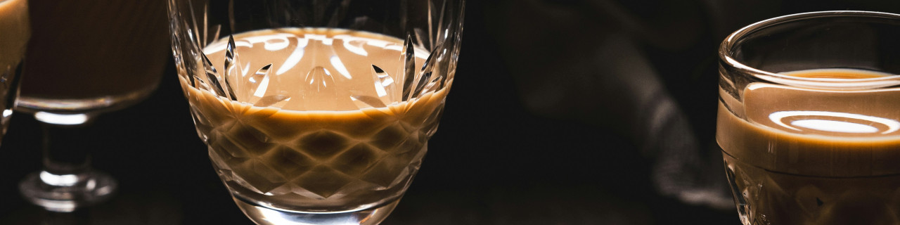 Calici da degustazione con liquori e ghiaccio.