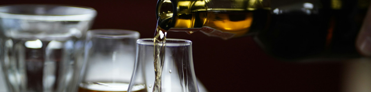 Rhum servito su bicchiere da degustazione, dettaglio, PD distribuzione.