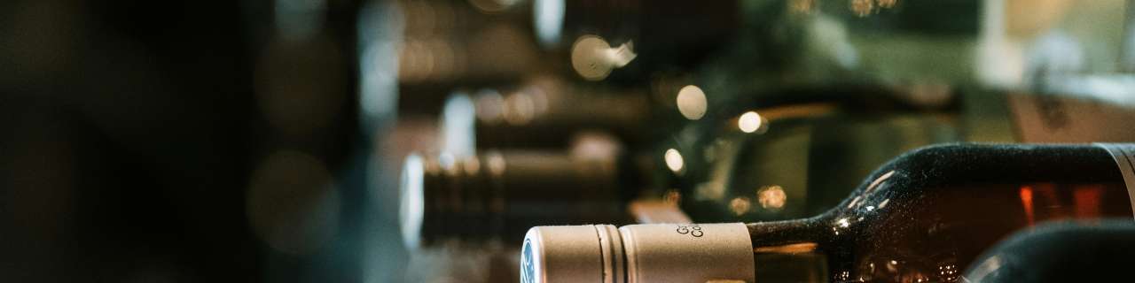 Bittiglie di vino distese, dettaglio, PD distribuzione.