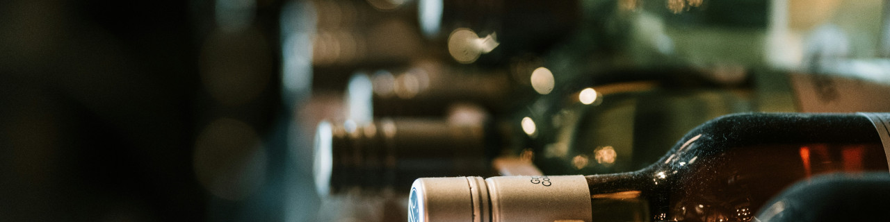 Bittiglie di vino distese, dettaglio, PD distribuzione.