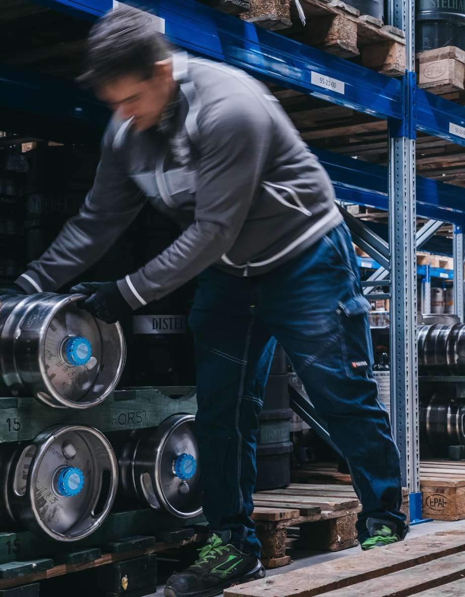 Magazziniere di PD Distribuzione, spostamento fusti birra nel magazzino delle bevande.