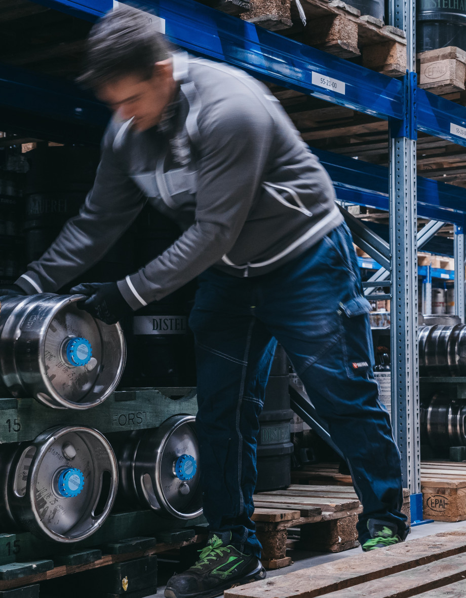 Magazziniere di PD Distribuzione, spostamento fusti birra nel magazzino delle bevande.